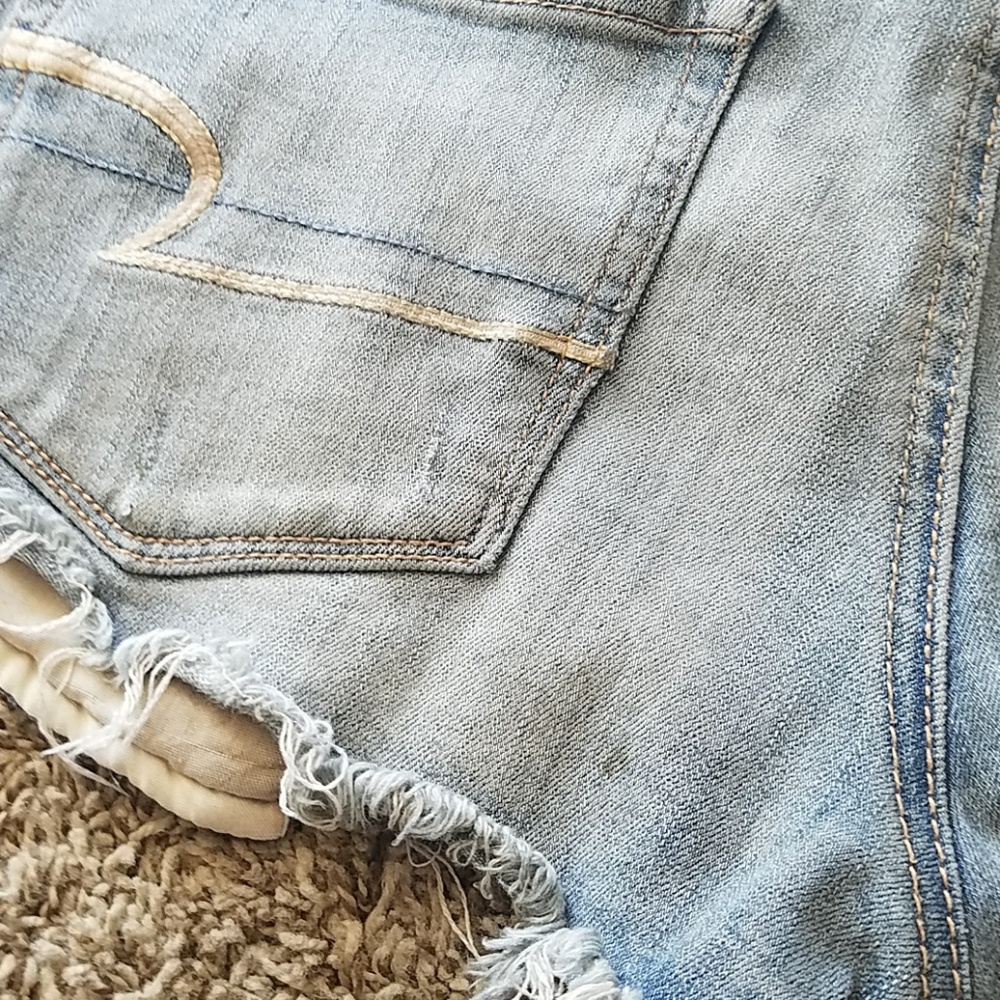 AEO Destroyed Light Wash jean shorts - Picture 7 of 8